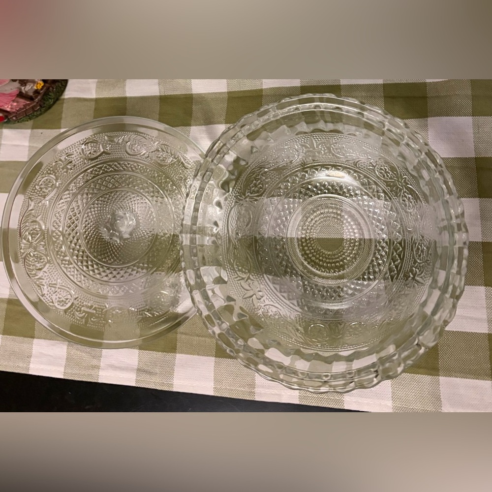 Vintage 1980s KIG Malaysia Fleur-de-lis glass candy/trinket/body powder dish - Picture 5 of 8